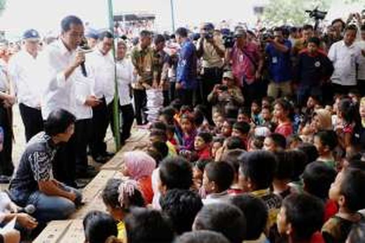 Presiden Joko Widodo meninjau Masjid Atta Darut, Kabupaten Pidie Jaya, Aceh, Jumat (9/12/2016). Masjid itu merupakan lokasi kedua yang dikunjungi Presiden Joko Widodo. Selanjutnya, Jokowi bertolak ke posko penampungan pengungsi di Kecamatan Meurah Dua, Pidie Jaya dan terakhir, Presiden juga akan mengunjungi gedung Pesantren Mudi Mesra, Kecamatan Samalanga, Kabupaten Bireun. 