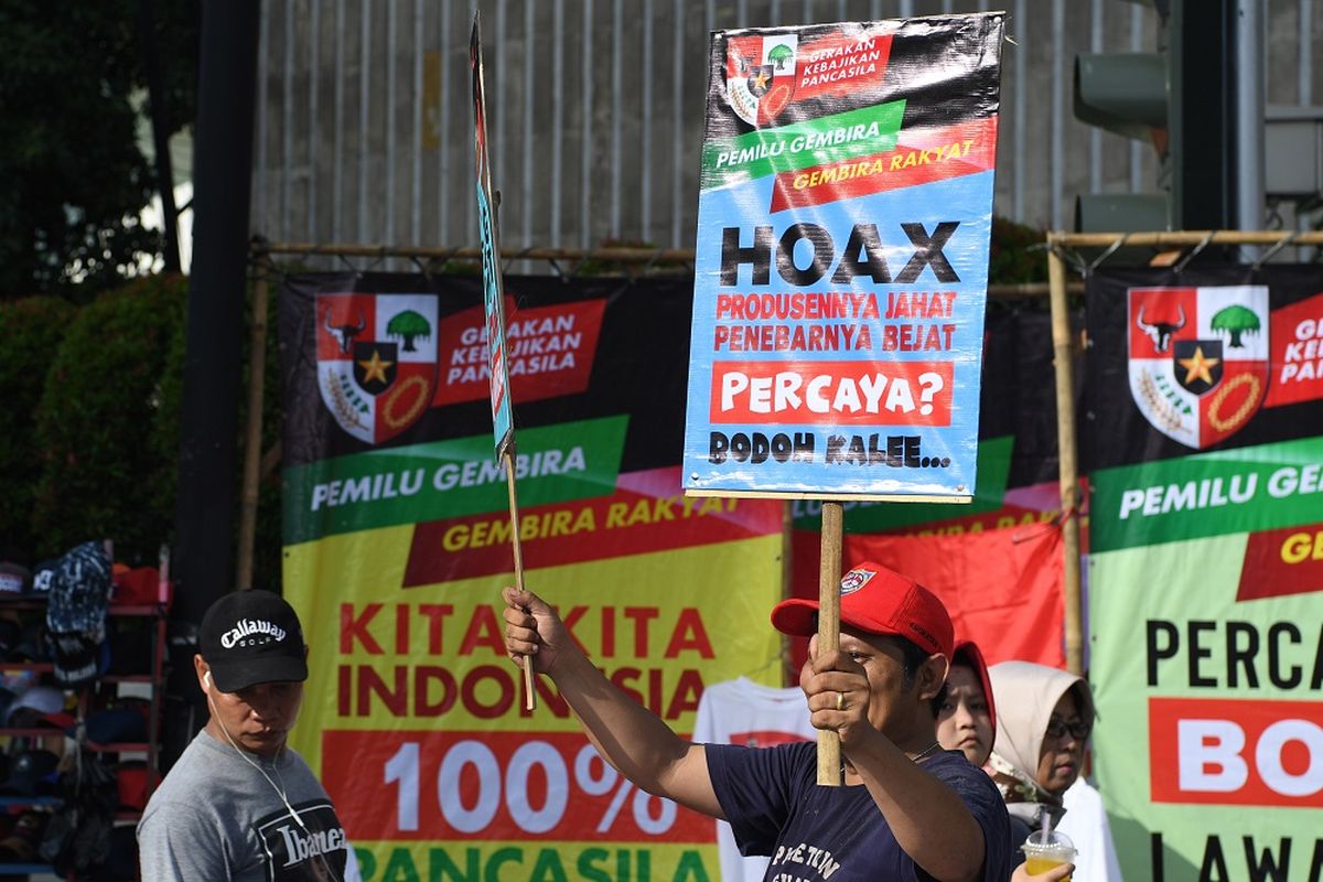 Warga mengangkat poster bertulis penolakan terhadap hoaks jelang Pemilu 2019 saat Hari Bebas Kendaraan Bermotor di kawasan Bundaran HI, Jakarta, Minggu (3/2/2019). Aksi tolak hoaks tersebut digelar untuk mewujudkan pesta demokrasi yang aman dan damai. ANTARA FOTO/Hafidz Mubarak A/wsj.