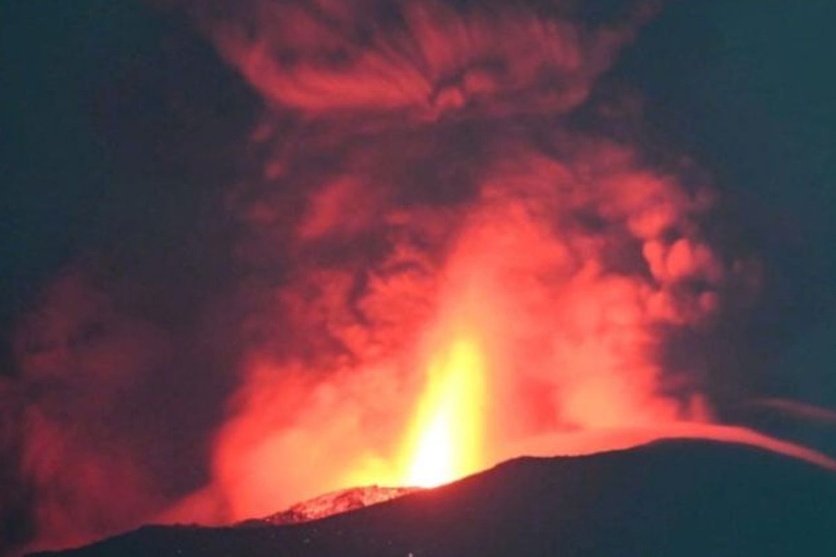 Gunung Ibu di Maluku Utara Meletus Minggu Malam, Lava Pijar Meluncur 700 Meter