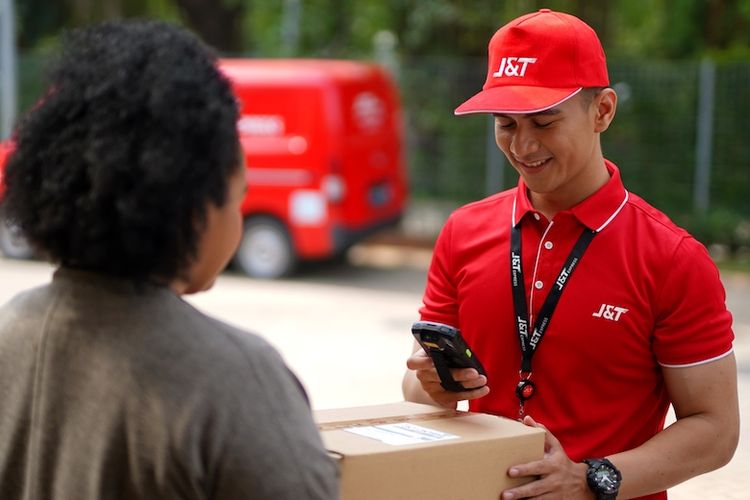 Sprinter J&T Express mengantarkan paket kepada pelanggan