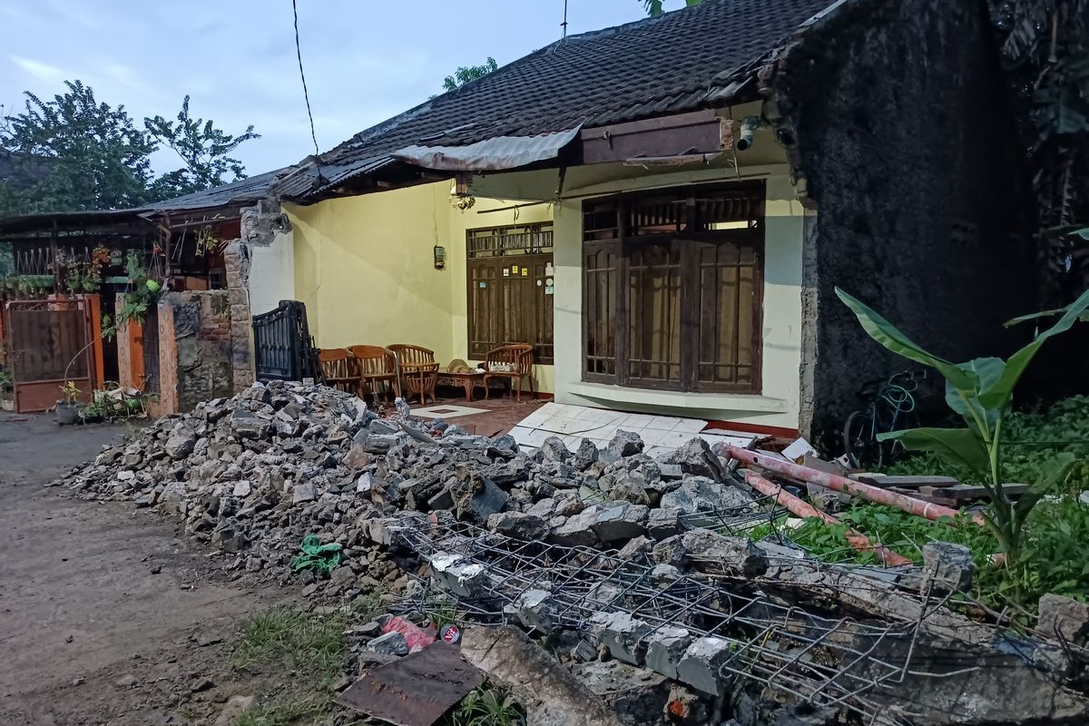 Foto suasana rumah salah seorang warga yang terasnya ambles di Gang Haji M Nur RT 03 RW 01, Pondok Kacang Timur, Pondok Aren, Tangerang Selatan, ambles pada Jumat (30/12/2022). 
