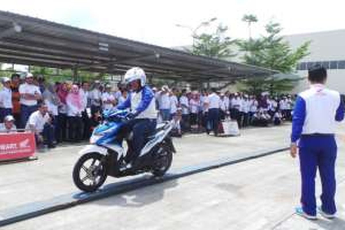 Pelatihan safety riding karyawan PT Kubota Indonesia.