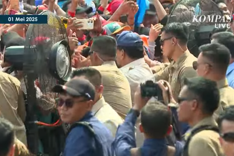 Momen Prabowo Hampiri dan Salami Buruh Sebelum Naik Panggung May Day di Monas