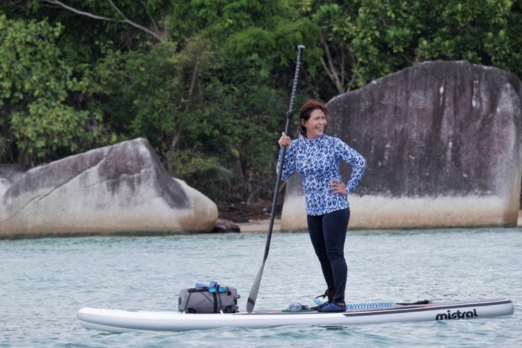 Menteri Kelautan dan Perikanan Susi Pudjiastuti saat berolahraga paddle board di sela kunjungannya ke Natuna, Minggu (28/1/2018)