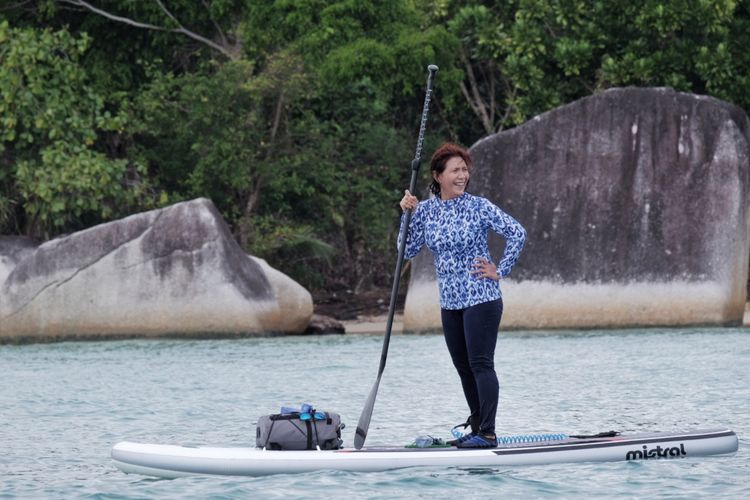 Menteri Kelautan dan Perikanan Susi Pudjiastuti saat berolahraga paddle board di sela kunjungannya ke Natuna, Minggu (28/1/2018)