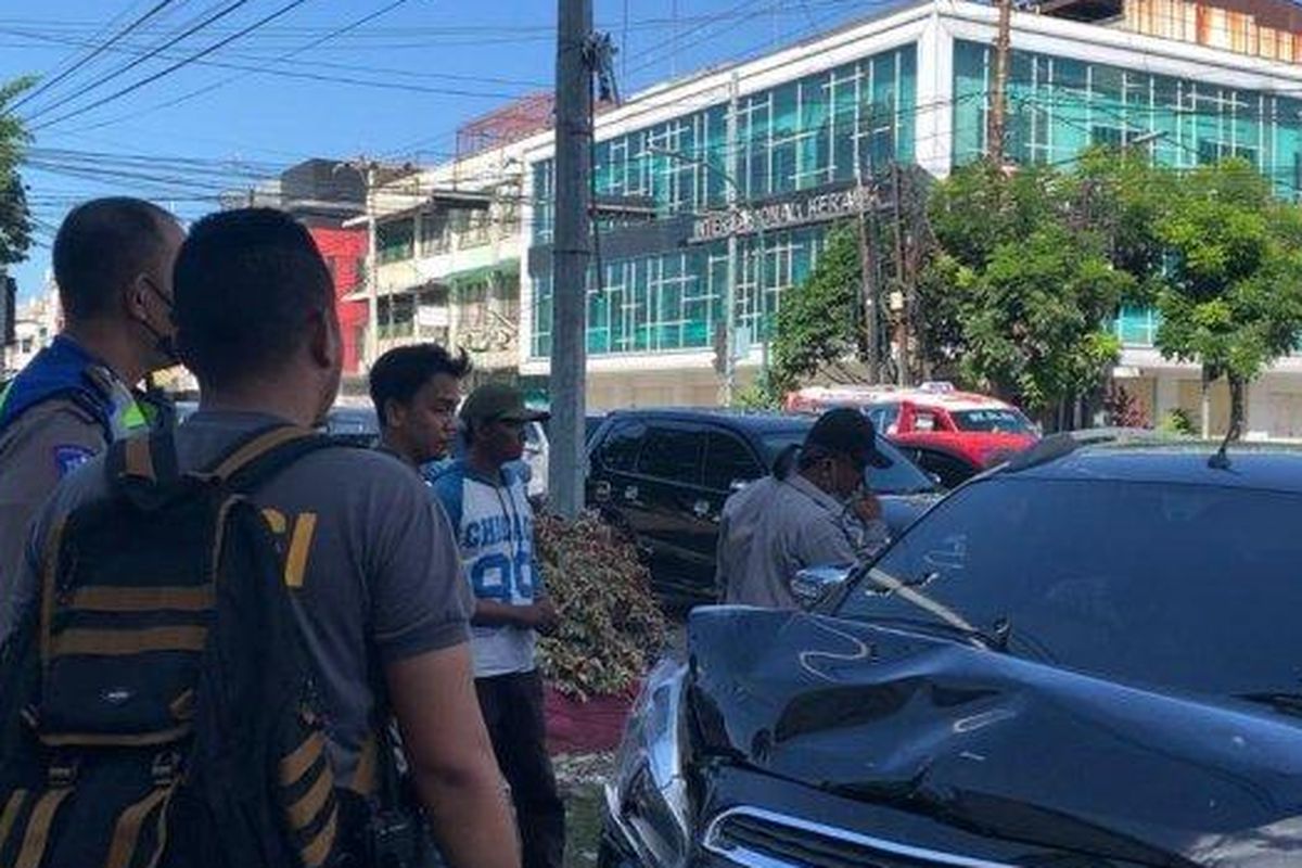 Kondisi mobil pribadi yang terlibat kecelakaan dengan mobil ambulans dipersimpangan empat, Jalan Sutomo dan Jalan Prof HM Yamin, Kota Medan, Minggu (19/6/2022).