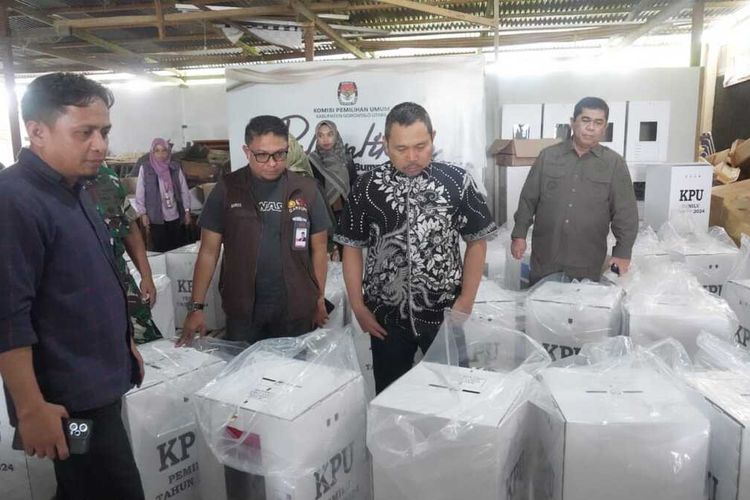 Penjagub Gorontalo Ismail Pakaya meninjau kesiapan Tempat Pemungutan Suara (TPS) sekaligus persiapan logistik kotak suara, jelang Pemilu 2024. Peninjauan ini dilakukan bersama Forkopimda, KPU dan Bawaslu di wilayah Gorontalo Utara.
