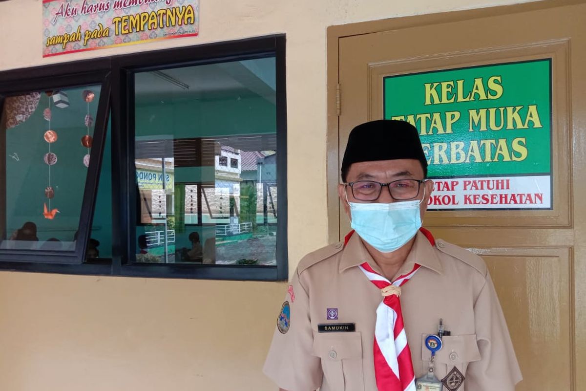 Kepala Sekolah SDN Pondok Kelapa 05 Pagi, Samukin, Spd, MM di sela-sela uji coba kegiatan belajar tatap muka di Jakarta, Rabu (7/4/2021).