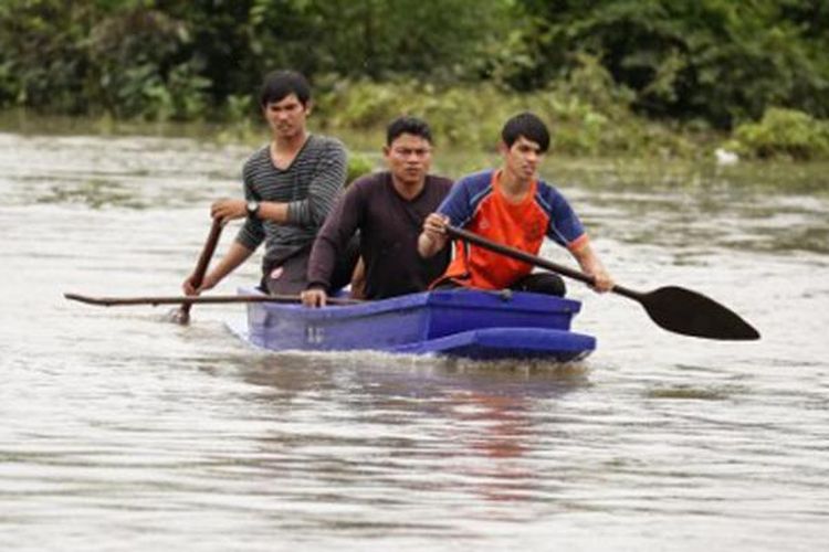 Petugas penyelamat sedang mencari dua bocah yang dikabarkan hanyut di sungai yang meluap saat banjir melanda wilayah selatan Thailand, di Provinsi Pattani, Selasa (6/12/2016).  