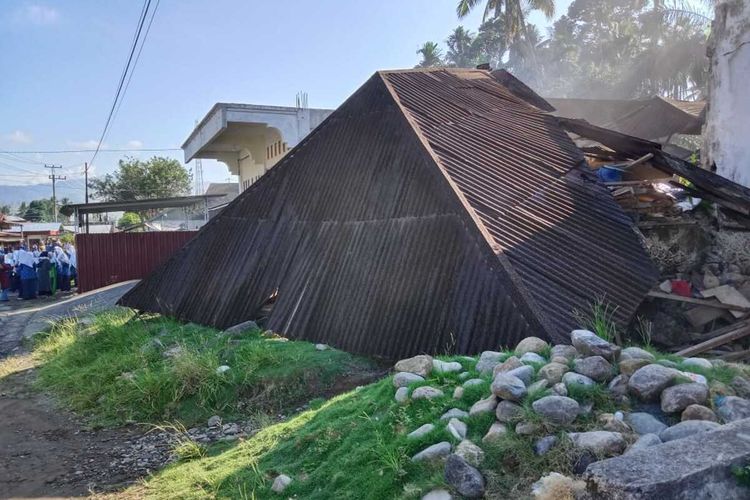 Sebuah rumah mengalami kerusakan akibat gempa Pasaman Barat, Jumat (25/2/2022)