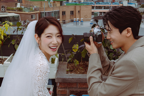 Beda, Konsep Foto Pernikahan Park Shin Hye dan Park Hyung Sik di Drama Doctor Slump Tuai Pujian