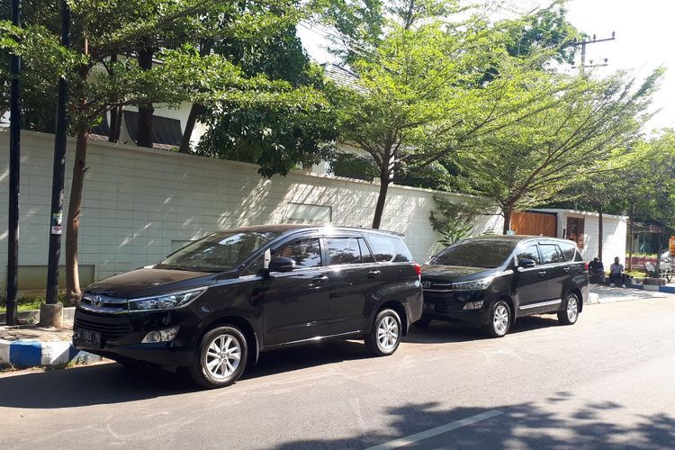 Sejumlah mobil petugas parkir di depan rumah pribadi Tantri sejak pagi.