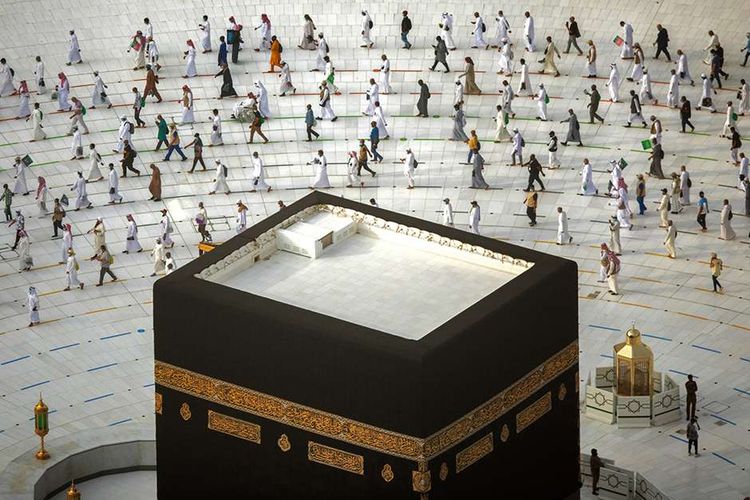 Umat Muslim mengitari Kabah saat melakukan tawaf ibadah haji dengan penerapan protokol kesehatan di Masjidil Haram, Kota Mekah, Arab Saudi, Minggu (2/8/2020). Pelaksanaan haji yang istimewa tahun ini di tengah pandemi Covid-19 hanya diikuti sekitar 1.000 jemaah, dengan protokol kesehatan yang ketat.