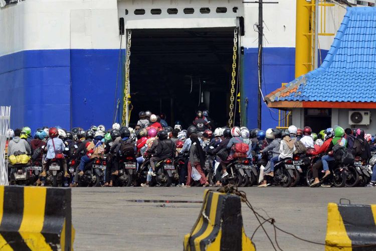 Pemudik sepeda motor antre memasuki kapal Roro di dermaga 3 pelabuhan penyeberangan Bakauheni, Lampung Selatan, Lampung, Sabtu (8/6/2019). Pemudik sepeda motor dari berbagai daerah di Sumatera secara bertahap mulai kembali ke pulau Jawa karena sebagian pemudik akan mulai bekerja pada Senin (10/6/2019).