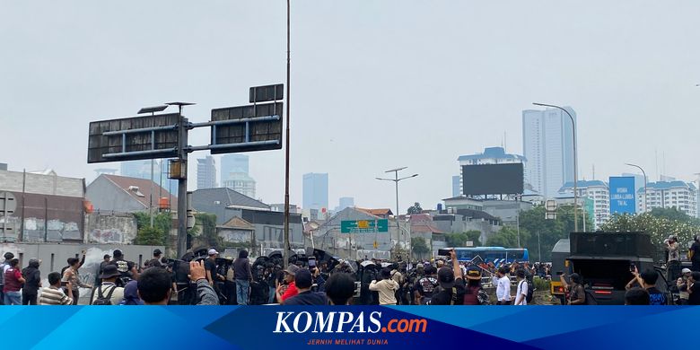 Demo DPR 25 Agustus Ricuh, Barikade Beton Rusak, Massa Lempar Batu dan Bambu Runcing