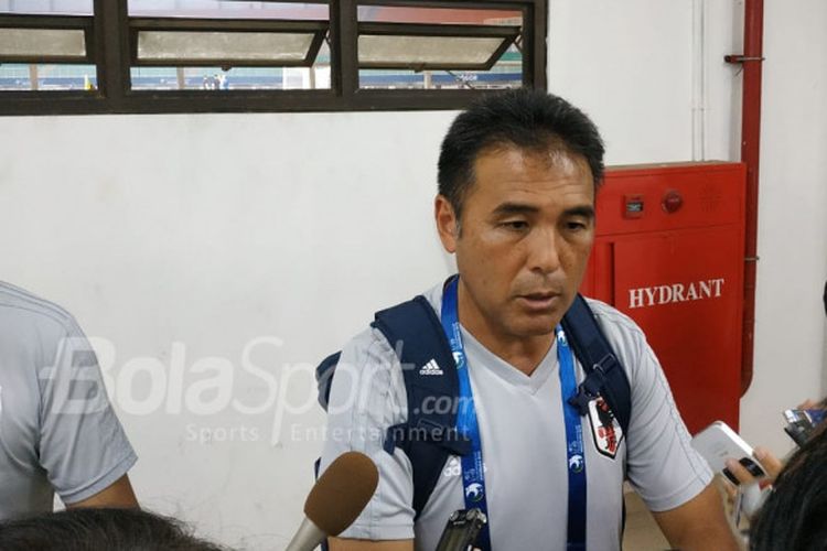 Pelatih timnas U-19 Jepang, Masanaga Kageyama saat menjawab pertanyaan wartawan pasca laga kontra timnas U-19 Iraq di Stadion Pakansari, Kabupaten Bogor, Kamis (25/10/2018).
