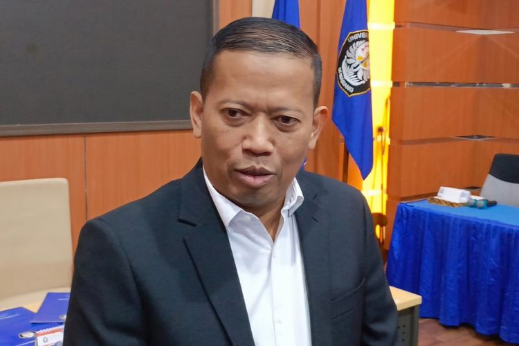 Rektor Universitas Diponegoro Prof. Dr. Suharnomo, SE, M.Si ditemui di Ruang Rapat Rektor Undip, Selasa (7/5/2024).