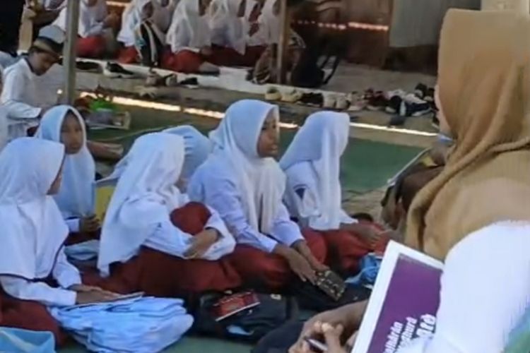 Belajar di Halaman Rumah Warga, Siswa SDN Lerpak 2 Bangkalan Berharap Bisa Kembali ke Sekolah