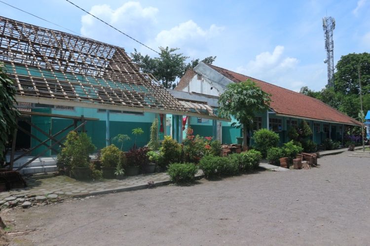 Kondisi bangunan MI Roudlotul Muttaqin di Desa Penompo, Kecamatan Jetis, Kabupaten Mojokerto, Jawa Timur, Kamis (18/11/2021).