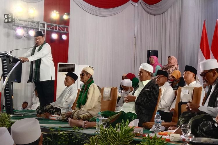 Prabowo Subianto saat menghadiri acara Istighasah dan Doa Bersama untuk Keselamatan Bangsa di Pondok Pesantren Bahrul Ulum Tambakberas, Kabupaten Jombang, Jawa Timur, Minggu (21/5/2023) malam.