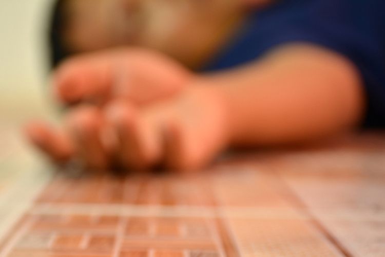 Ilustrasi tersengat listrik, pertolongan pertama tersengat listrik saat banjir. 