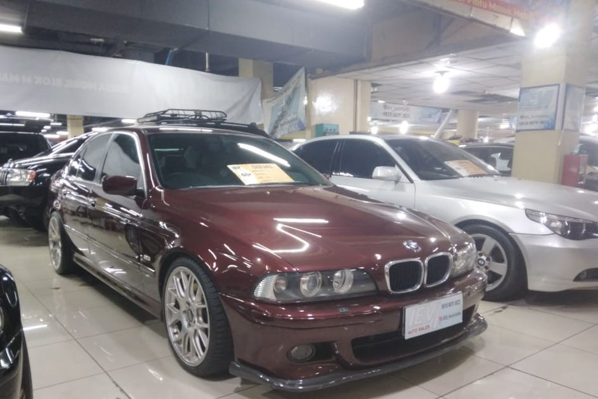 Tiap bursa mobil bekas punya karakter tersendiri, salah satunya ialah bursa mobil bekas di Mal legendaris yaitu di Mal Blok M, Jakarta Selatan, yang banyak menjual mobil Eropa bekas.
