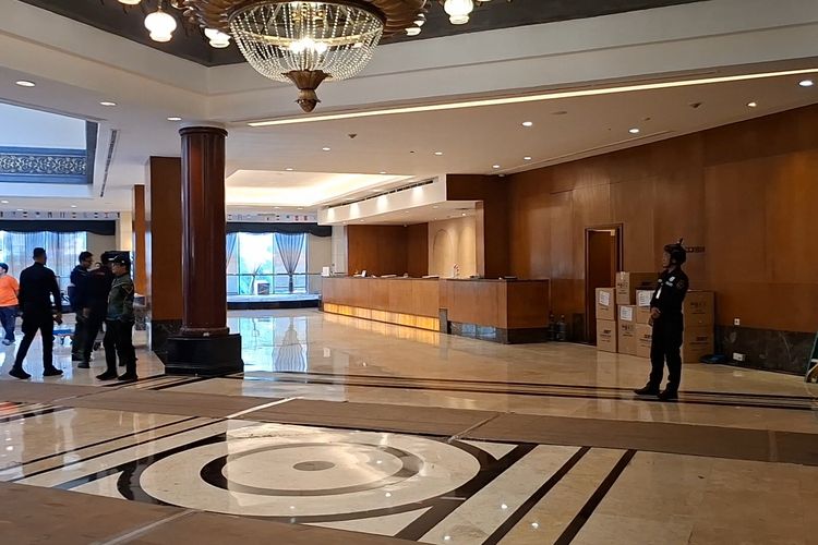 Penampakan Terkini di Dalam Hotel Sultan: Lantai Marmer Ditutup Triplek, Barang Terus Diangkut