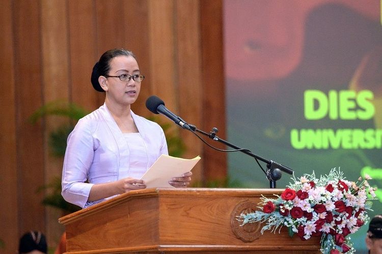 GKR Mangkubumi saat membacakan sambutan Gubernur DIY Sri Sultan Hamengkubuwono X pada Dies Natalis ke-59 UNY, Senin (22/5/2023).