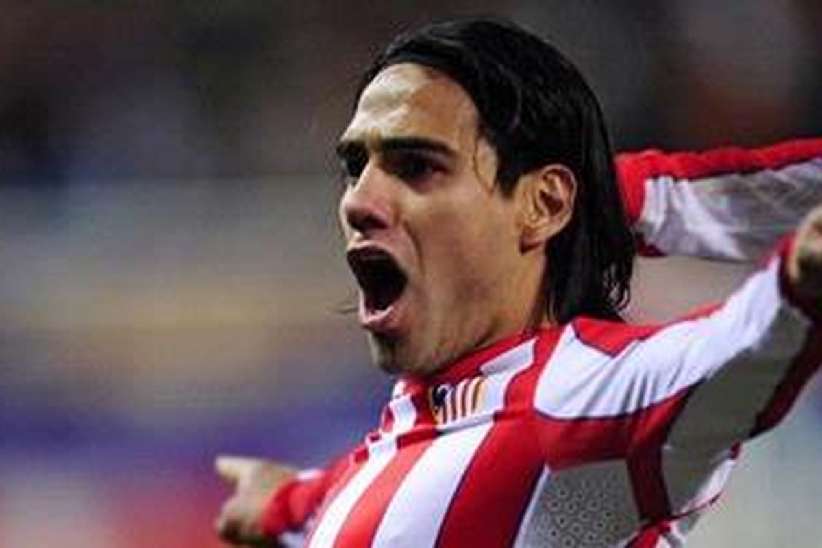 Penyerang Atletico Madrid, merayakan gol keduanya (dari dua), ke gawang Valencia, pada leg pertama semifinal Liga Europa, di Vicente Calderon, Kamis (19/4/2012).