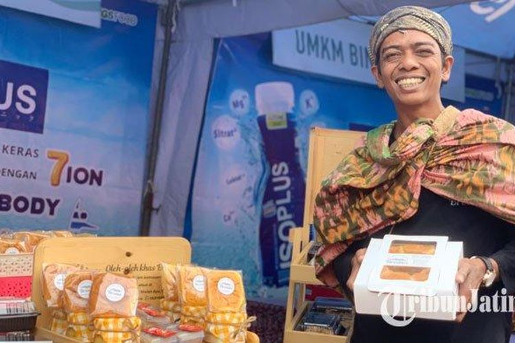 Harry Kurniawan membuat aneka produk kue dan roti ebrbahan dasar kentang tengger untuk jadi oleh-oleh khas Bromo. 