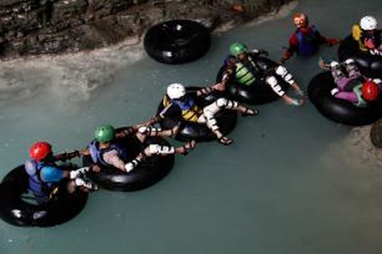 Peserta cave tubing di Goa Kalisuci, Gunungkidul, DI Yogyakarta membentuk formasi sebelum memasuki goa pertama.