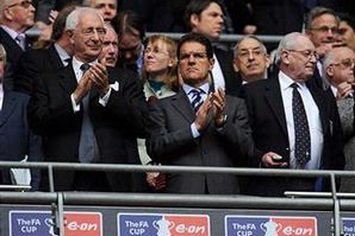 Pelatih tim nasional Inggris, Fabio Capello (tengah).