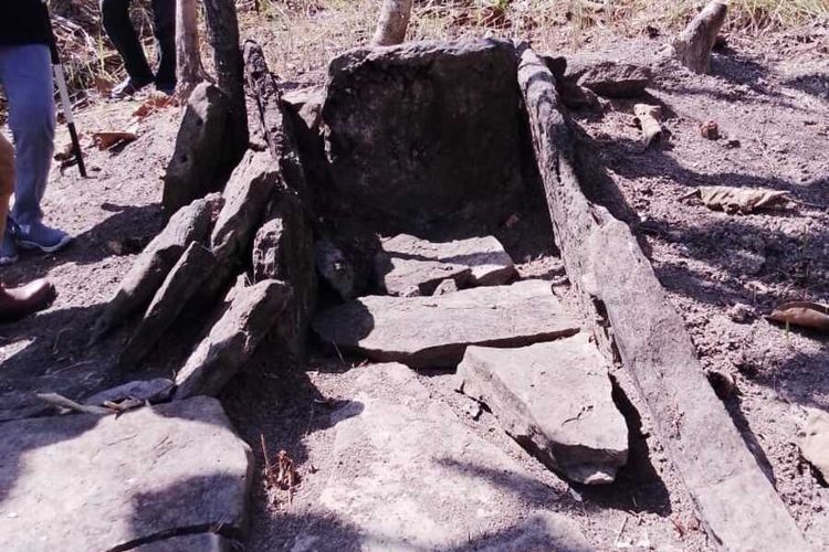 Kondisi makam kuno berupa kuburan batu peninggalan wong kalang atau manusia kalang yang ditemukan di kawasan hutan di Desa Bleboh, Kecamatan Jiken, Kabupaten Blora, Jawa Tengah, Senin (26/10/2020). 