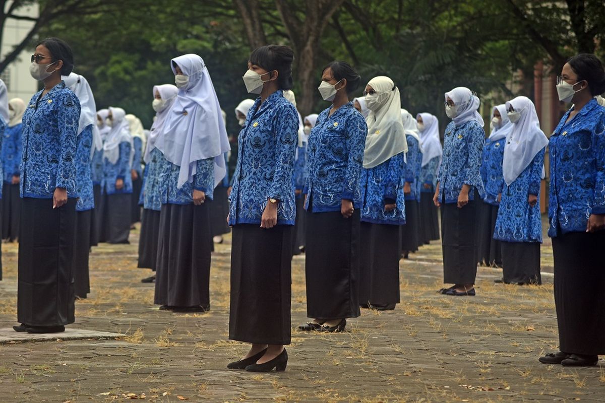 Sejumlah Calon Pegawai Negeri Sipil (CPNS) yang diyatakan lulus mengucapkan sumpah jabatan menjadi PNS saat upacara pelantikan PNS di Serang, Banten, Rabu (2/2/2022). Pelantikan 115 orang yang dinyatakan lulus seleksi PNS tahun anggaran 2019 tersebut baru bisa digelar saat ini karena terhambat pandemi COVID-19. ANTARA FOTO/Asep Fathulrahman/wsj.