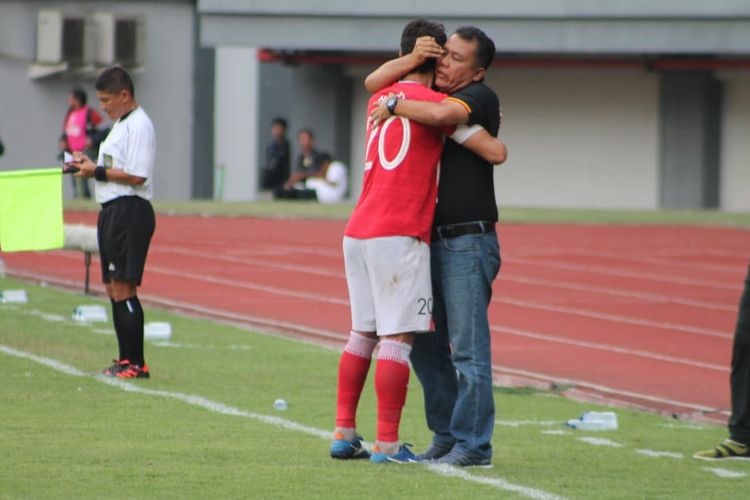 Pelatih Semen Padang Syafrianto Rusli memeluk Juffo yang sukses menjebol gawang Mitra Kukar pada pertandingan terakhir grup B Piala Presiden,  Kamis (14/3/2019)  di Stadion Patriot,  Bekasi. 