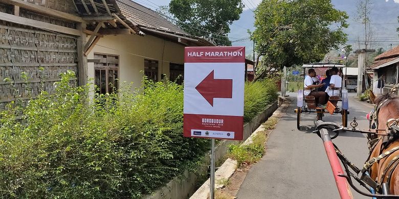 Papan informasi Borobudur Marathon 2019 yang berada di sekitar Tuksongo, Magelang, Jawa Tengah, Rabu (13/11/2019).