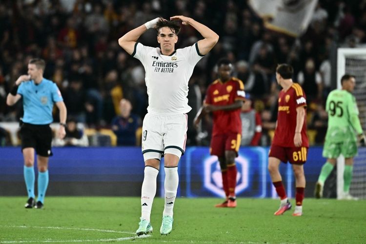 Penyerang Real Madrid, Carlos Espi Escrihuela, merayakan gol kedua timnya dalam pertandingan Liga Champions UEFA (putaran pertama hari kedua) antara AS Roma dan Real Madrid di Stadion Olimpiade Roma pada 14 Oktober 2026.