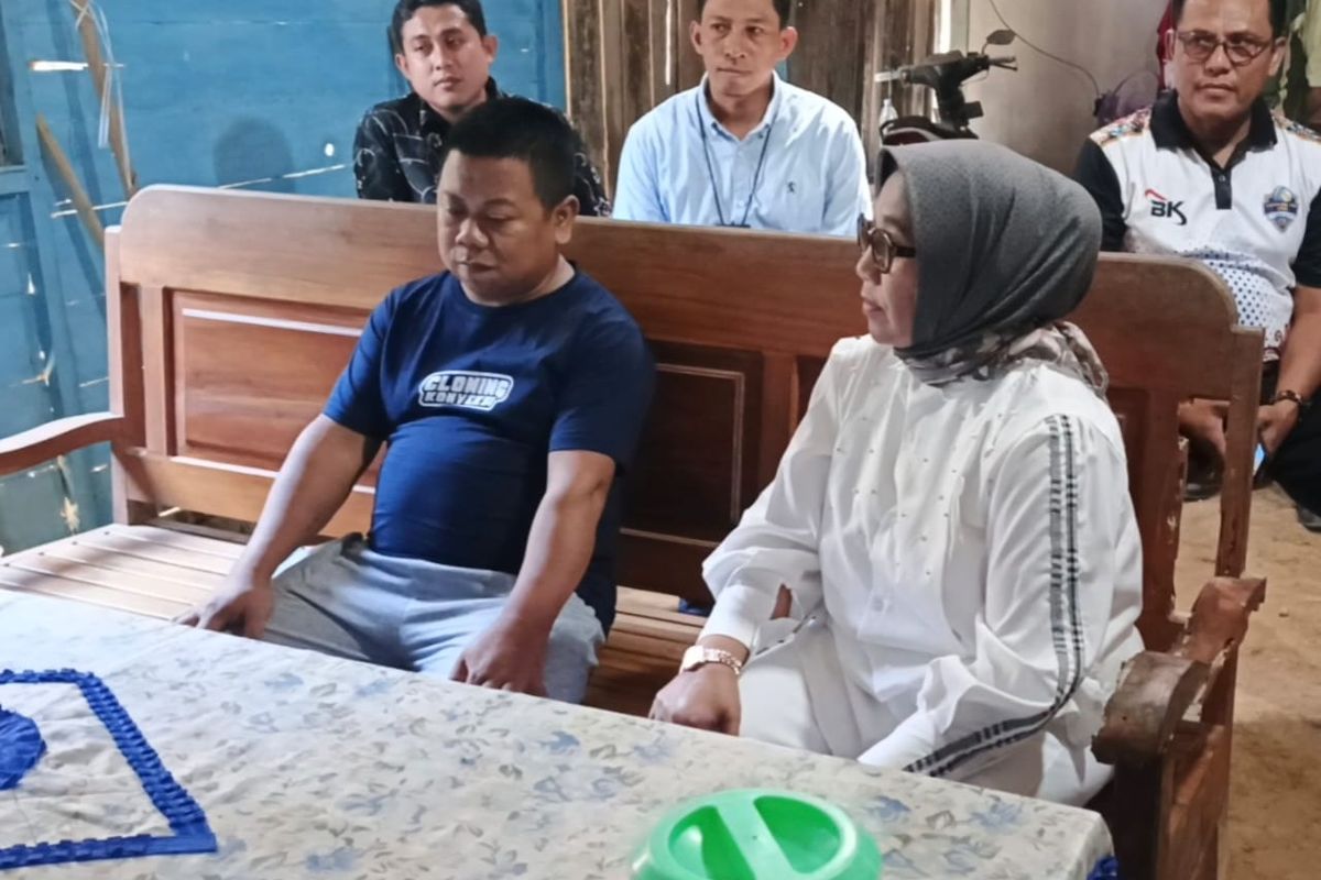 Wakil Bupati Blora, Sri Setyorini berkunjung ke rumah duka korban kebakaran sumur minyak ilegal di Desa Gandu, Kecamatan Bogorejo, Kabupaten Blora, Jawa Tengah, Jumat (12/9/2025)