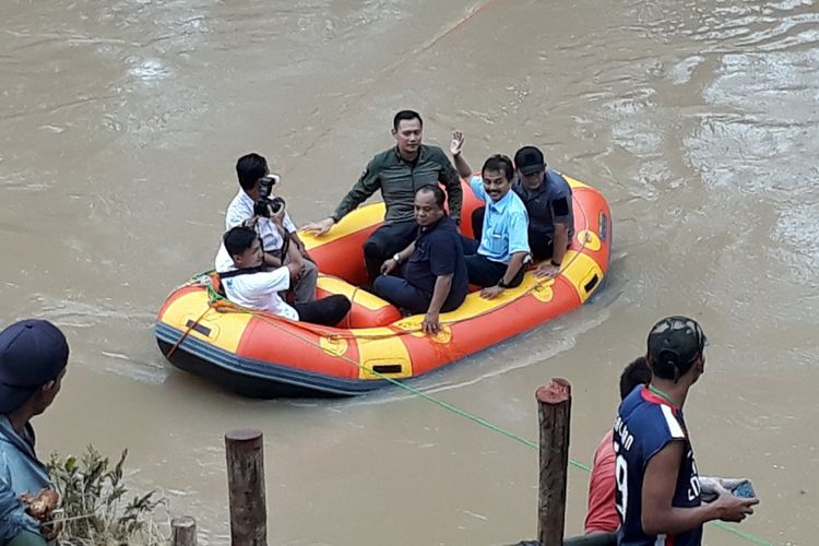 AHY seusai Mengunjungi untuk menyerahkan bantuan Keluarga  SBY dusunran 1, Bejiharjo, Karangmojo, Gunungkidul, 