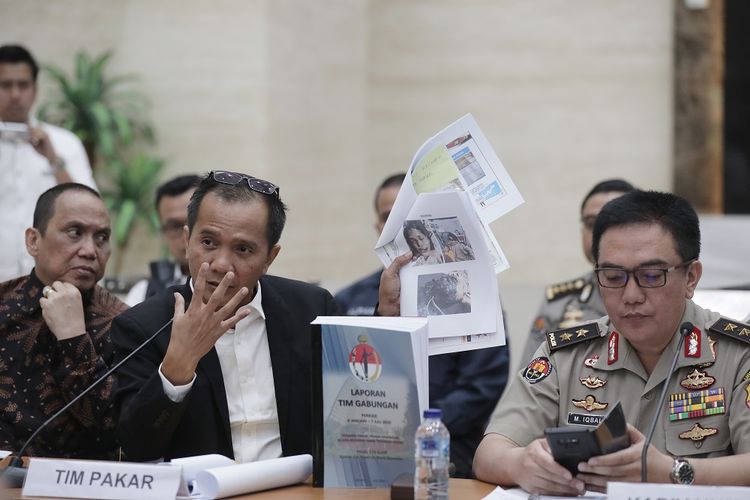 Kadiv Humas Polri Irjen Pol M. Iqbal (kanan) bersama Ketua Tim Gabungan Pencari Fakta (TGPF) Kasus Novel Baswedan, Nur Kholis (kiri) memberikan keterangan pers  saat rilis hasil investigasi TGPF Novel Baswedan di Mabes Polri, Jakarta, Rabu (17/7/2019). Dalam keterangannya TGPF kasus Novel Baswedan merekomendasikan Kapolri Jenderal Pol Tito Karnavian untuk mendalami sejumlah perkara tindak pidana korupsi yang pernah ditangani penyidik KPK tersebut serta membentuk tim teknis lapangan untuk melanjutkan hasil kerja TGPF. ANTARA FOTO/Reno Esnir/foc.