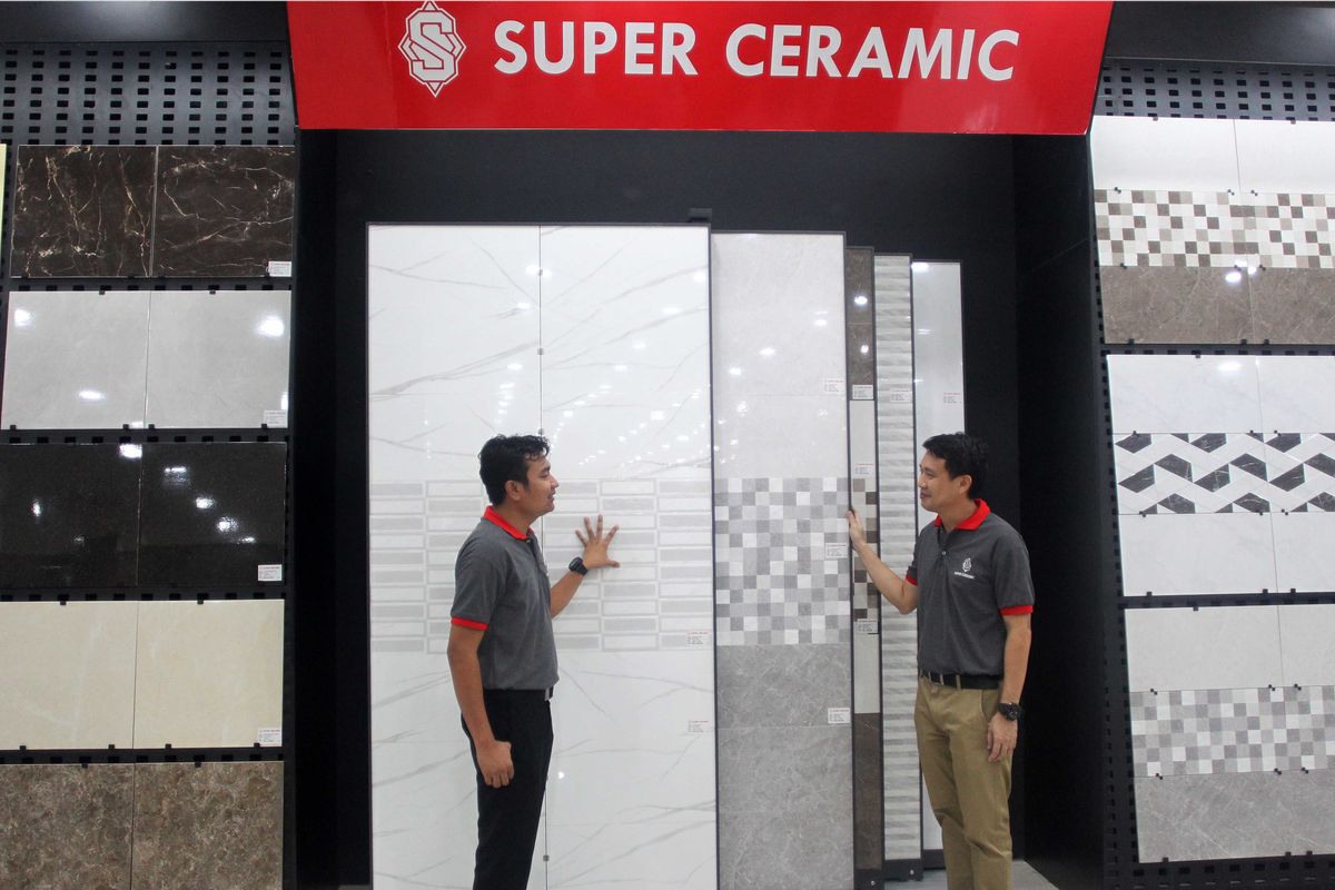 Gerai pertama Super Ceramic di Pekayon, Bekasi.