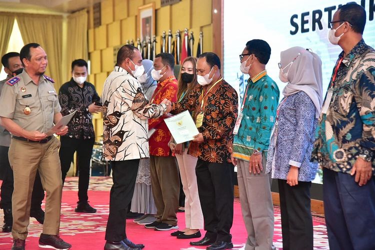 Gubernur Sumut Edy Rahmayadi menyerahkan sertifikat tanah oleh Presiden Jokowi secara daring di Aula Tengku Rizal Nurdin, Kamis (1/12/2022). 