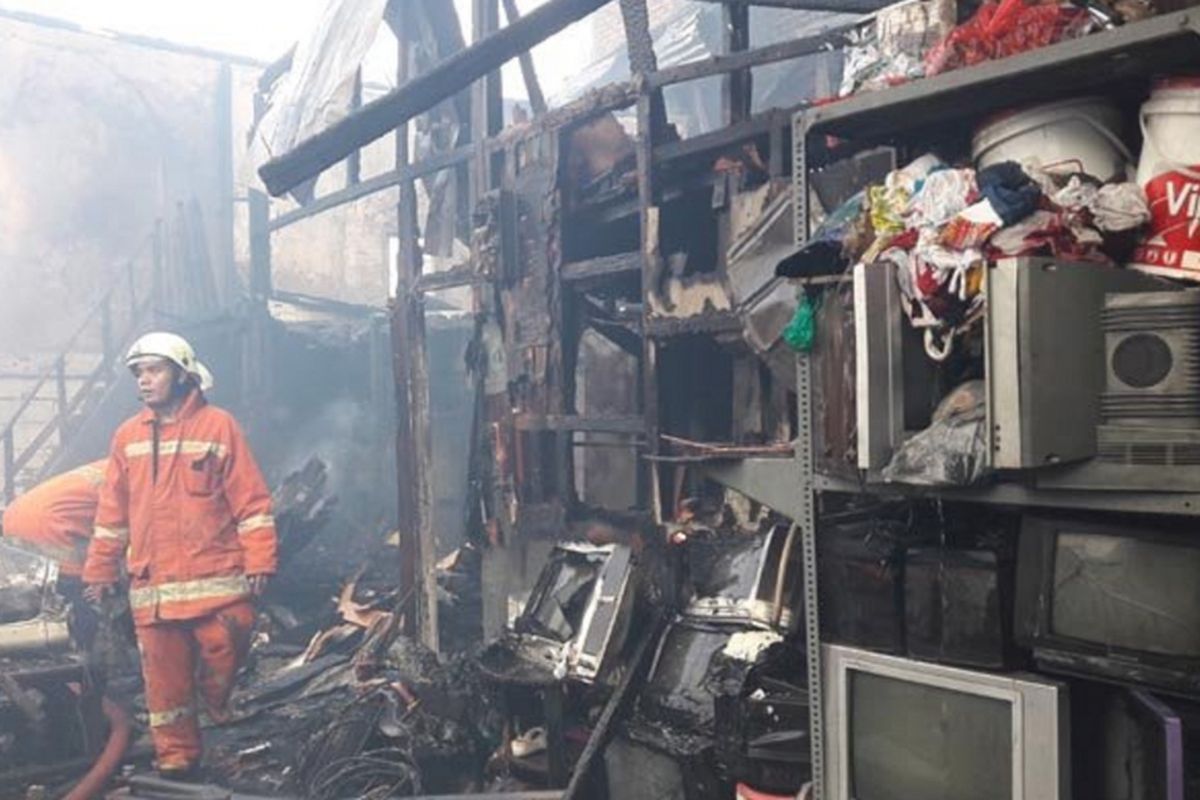 Kebakaran menghanguskan puluhan rumah semipermanen di kawasan Bendungan Hilir (Benhil), Jalan PAM Lama, RT 015/06, Benhil, Tanah Abang, Sabtu (9/9/2017) sore. 