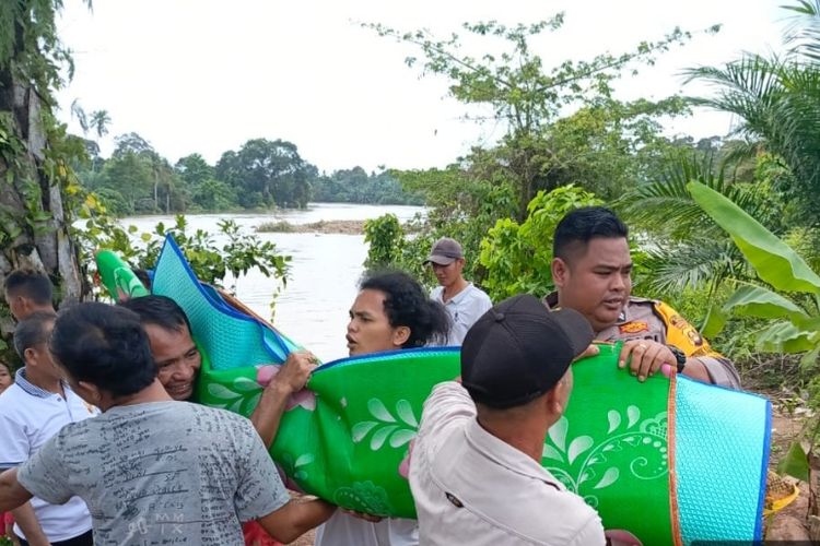 Qresya Indri (13) pelajar SMP di Musi Rawas, Sumatera Selatan dievakuasi warga lantaran tenggelam saat berenang di halaman rumahnya yang terendam banjir.