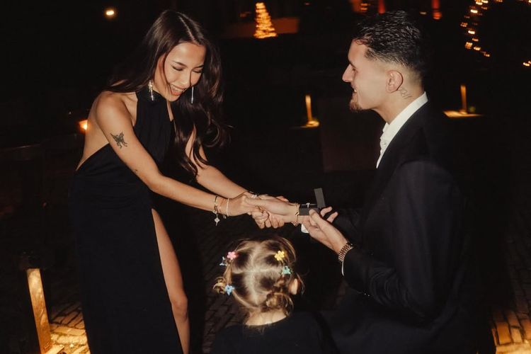 Justin Hubner resmi melamar Jennifer Coppen. Hubungan yang dijalani di tengah jarak dan sorotan publik itu kini memasuki babak baru.