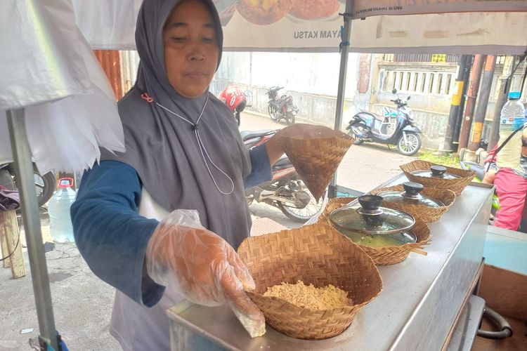 Penjual tiwul, Sri, sedang mengukus adonan tiwul di warung miliknya, tepatnya di Sampangan, Gajahmungkur, Kota Semarang, Selasa (7/3/2023).