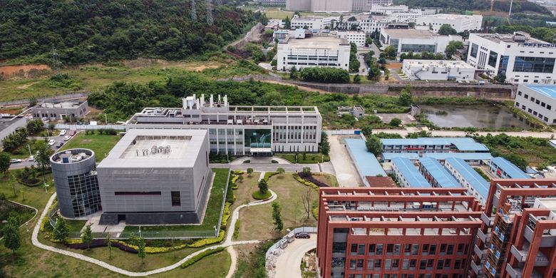Pemandangan udara ini menunjukkan laboratorium P4 (kiri) di kampus Institut Virologi Wuhan di Wuhan di provinsi Hubei tengah China pada 13 Mei 2020. 