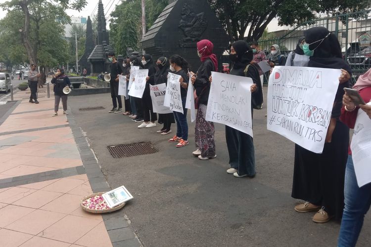 Momentum peringatan Hari HAM Internasional, aktivis anti kekerasan seksual melakukan aksi turun ke jalan.