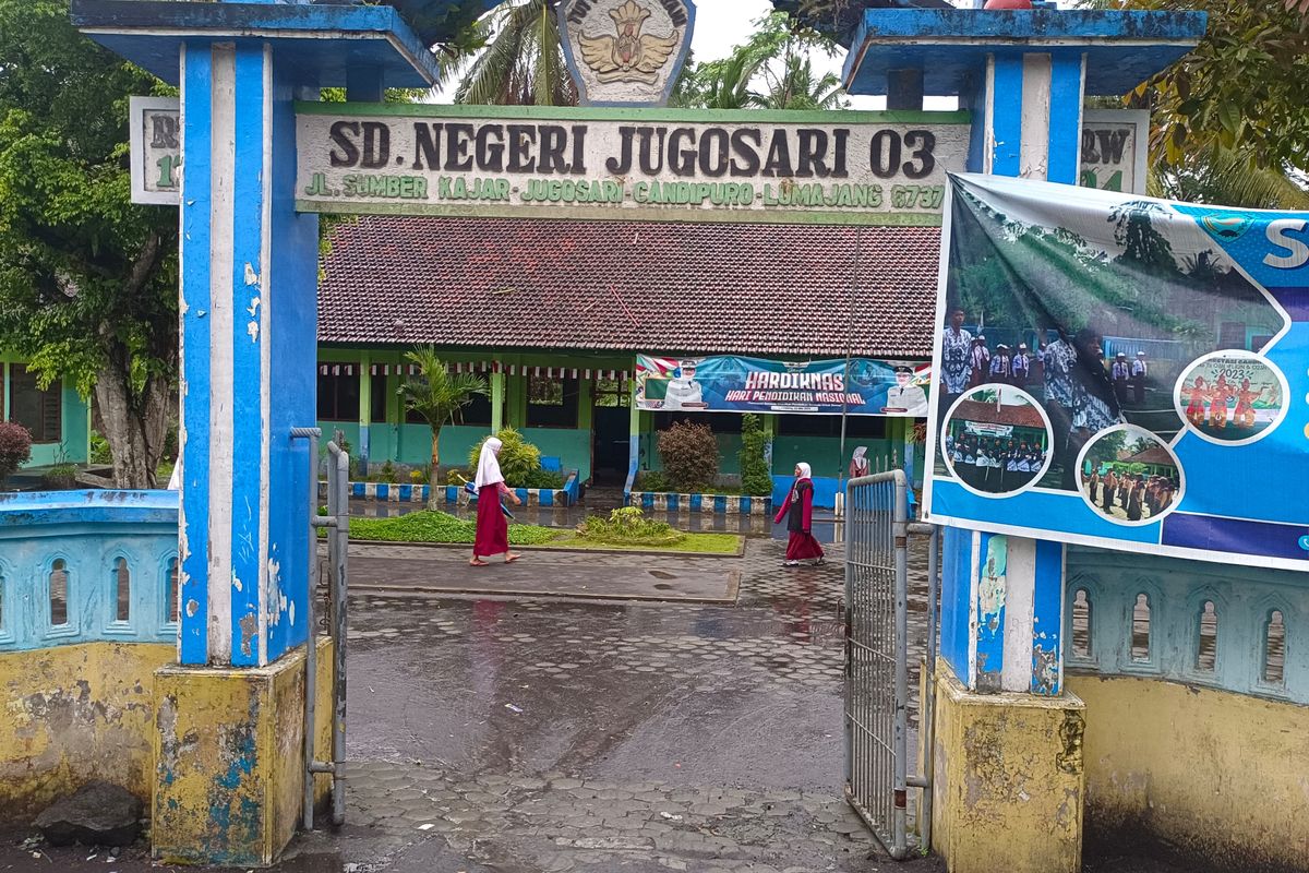 Suasana SDN Jugosari 3 tampak lengang karena banyak siswa tak masuk sekolah akibat banjir lahar, Rabu (30/7/2025)