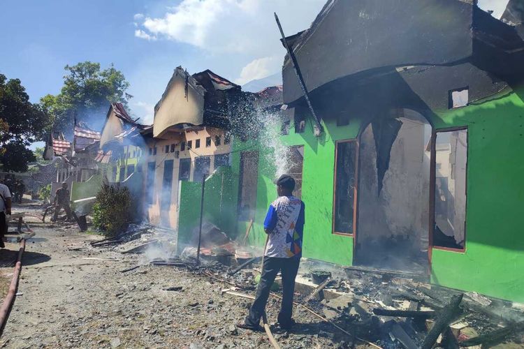 Nampak lima petak rumah ludes terbakar di Hawai-Netar, Kampung Nendali, Distrik Sentani Timur, Kabupaten Jayapura, Papua, Sabtu (12/03/2022).